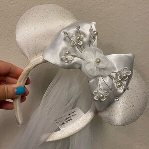 Disney Parks Bride Minnie Ears with Veil